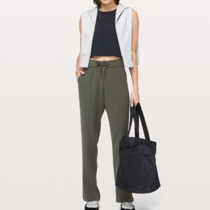 NWT LULULEMON ON THE RIGHT TRACK PANT